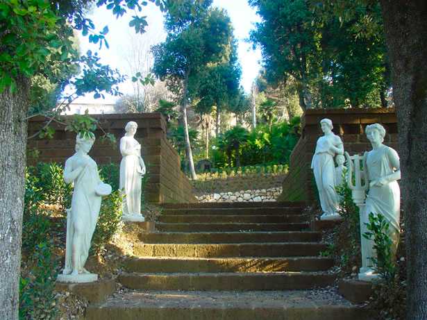 Le statue dele muse accolgono gli spettatori nel teatro di verzura nel Parco di Monaciano