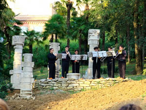 Concerto fra i ruderi di un tempietto pagano nel parco di Monaciano con Villa sullo sfondo