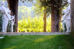 Panorama della valle dal teatro di verzura del parco di Monaciano