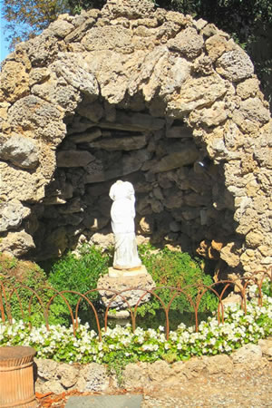 Grottina con Fontana e statua femminile nel Parco presso l'Agriturismo Monaciano in Toscana nel Chianti vicino a Siena