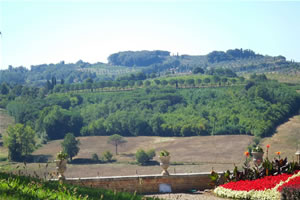 Panorama dallo slargo del ninfeo nel Parco presso l'Agriturismo Monaciano in Toscana nel Chianti vicino a Siena
