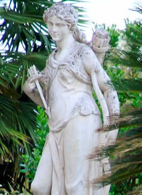 Statua di Diana, Dea della caccia nel parco di Monaciano in Toscana