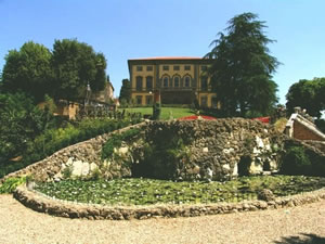 Ninfeo con Grotta e statua di Venere nel parco di Monaciano con Villa sullo sfondo