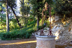 Pozzo presso la grotta di Venere  nel Parco presso l'Agriturismo Monaciano in Toscana nel Chianti vicino a Siena