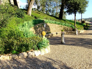 Sedute in pietra nel Parco presso l'Agriturismo Monaciano in Toscana nel Chianti vicino a Siena